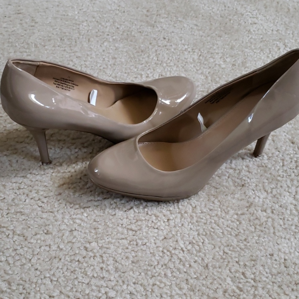 Shiny tan pump